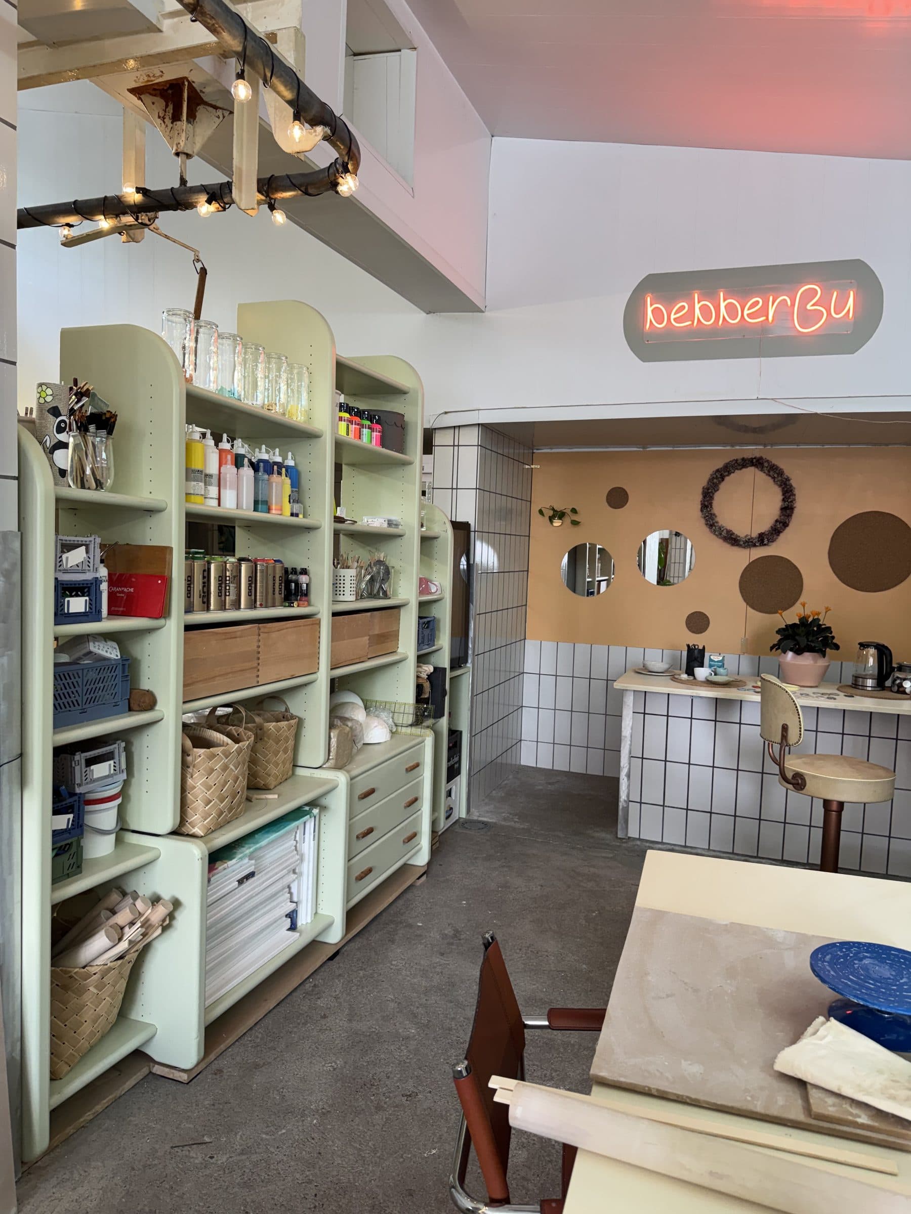 Regal mit Farben, Werkzeug und Materialien im Atelier