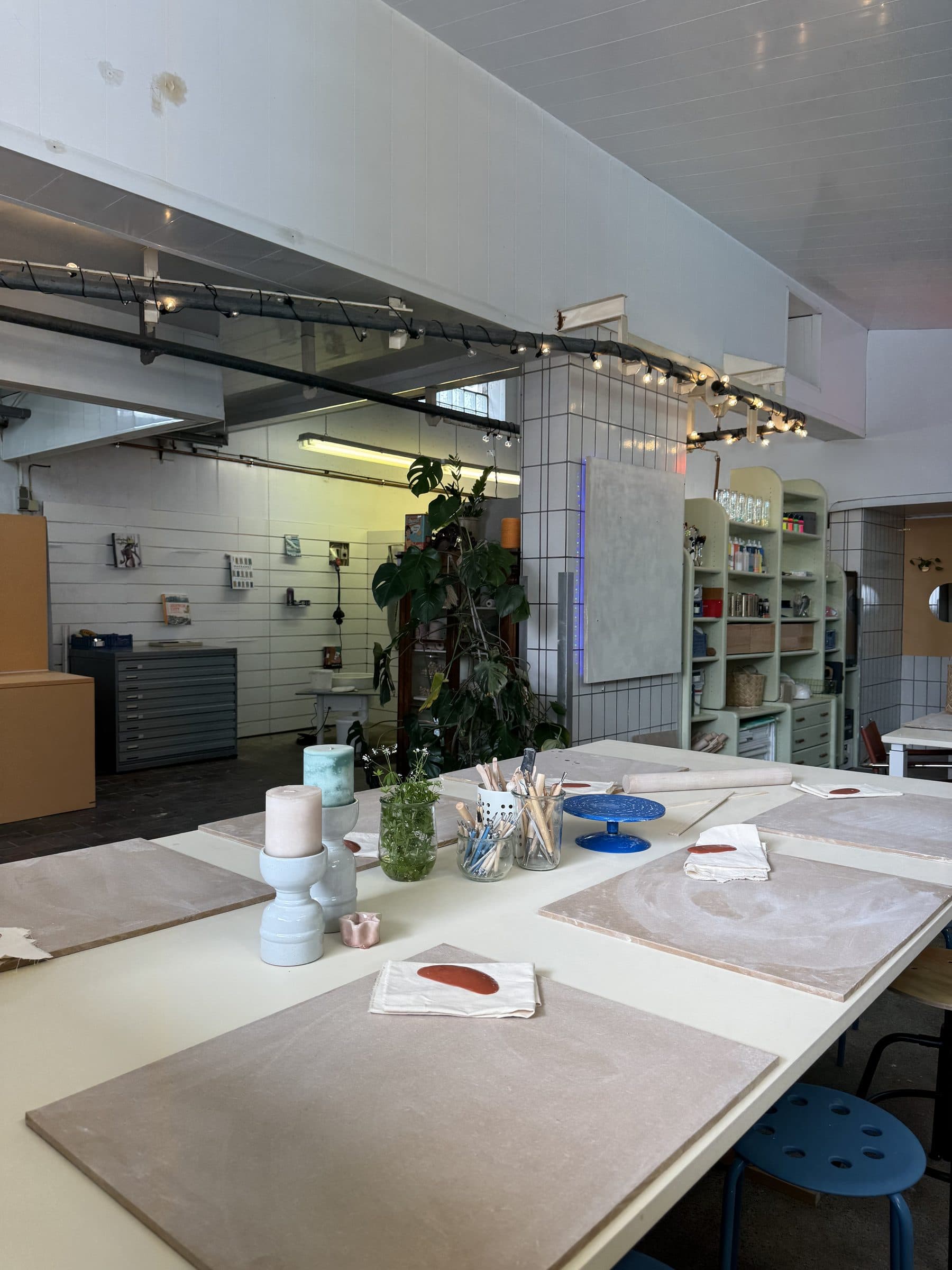 Lange Arbeitstische mit vorbereiteten Plätzen für einen Workshop