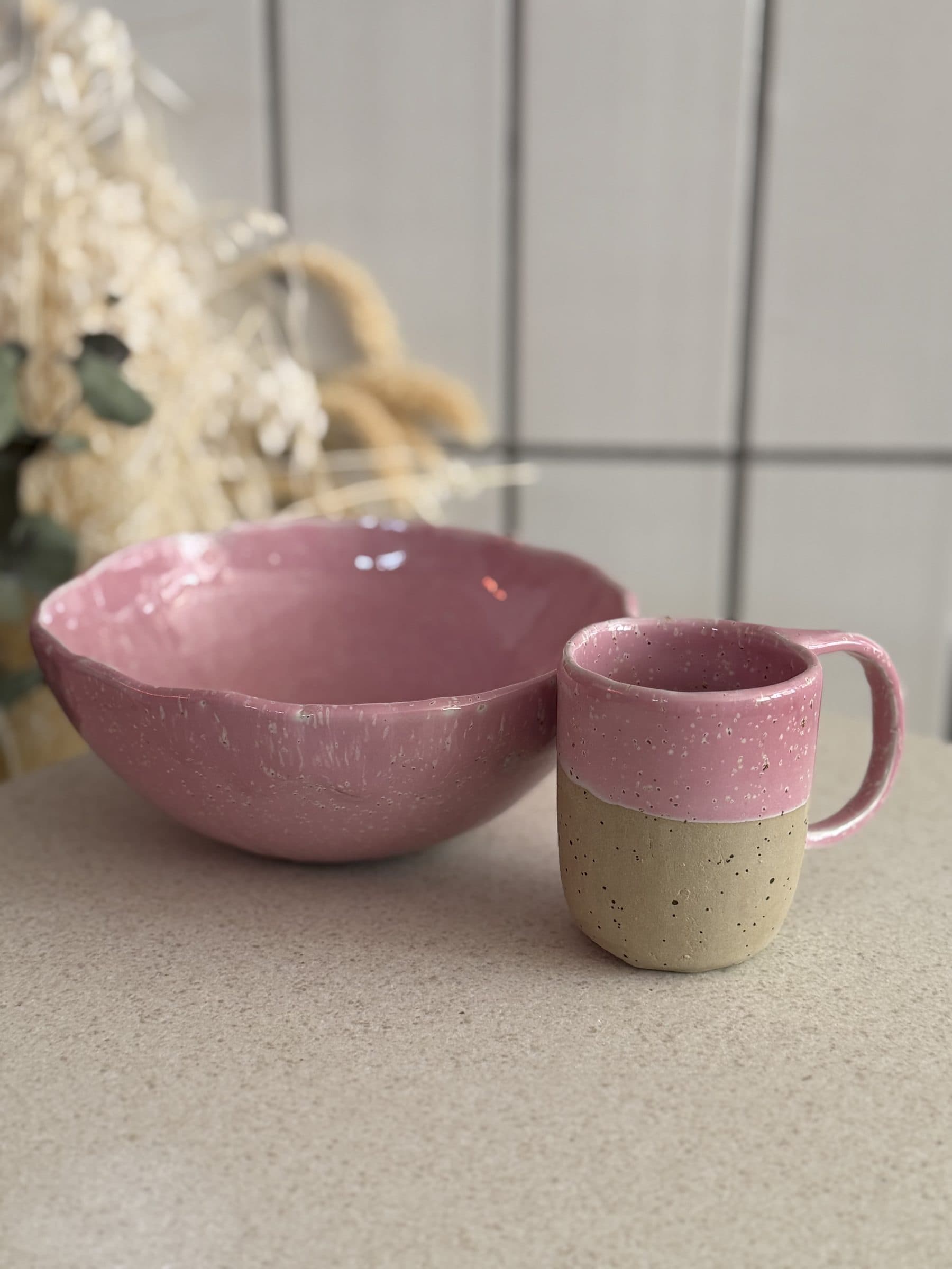 Rosa glasierte Schale und Becher aus Keramik