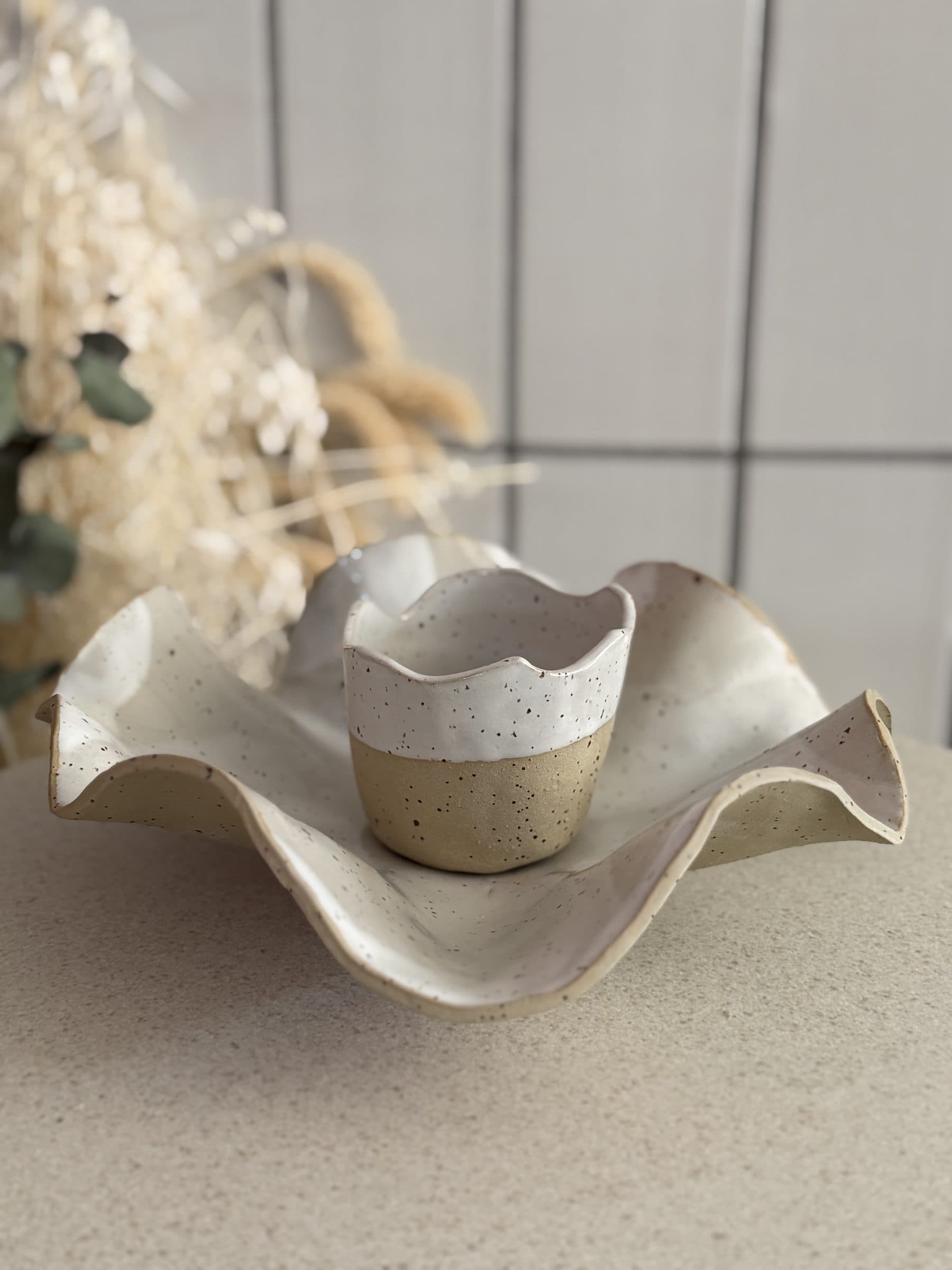 Gewellte Keramikschale mit kleinem Becher