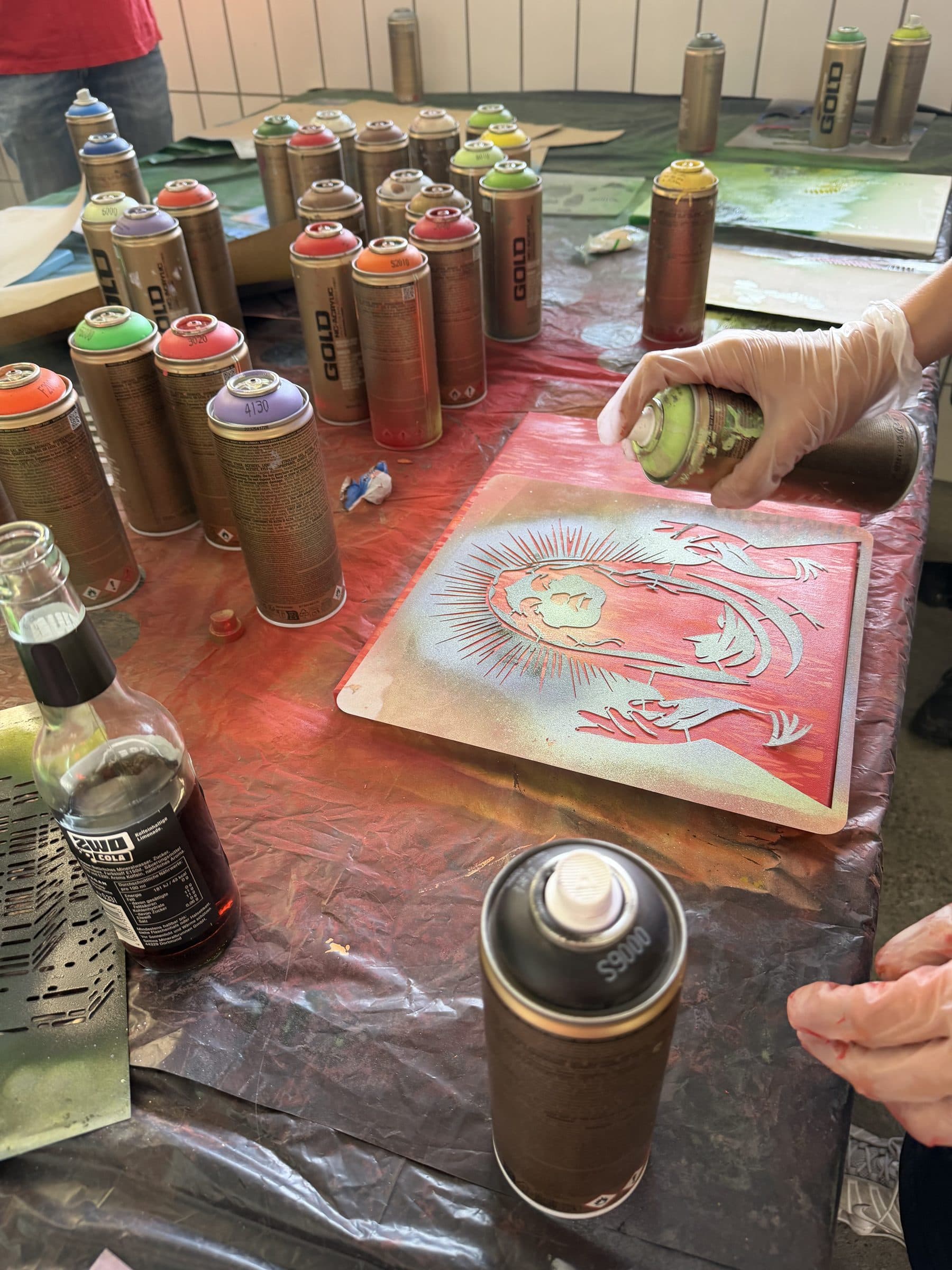 Sprühdosen und Schablone beim Street-Art-Workshop