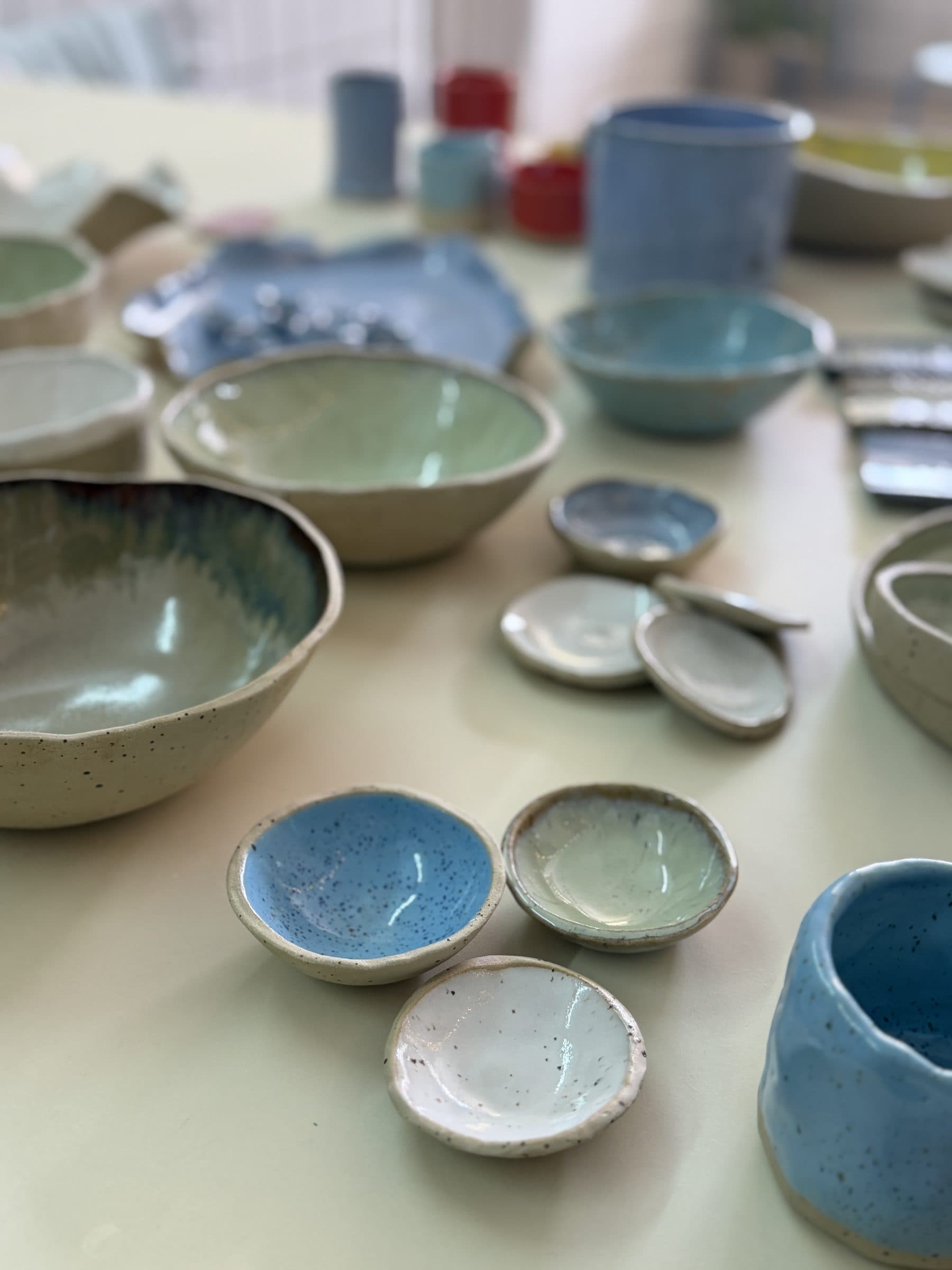 Selbstgetöpferte Schalen in Blau- und Grüntönen