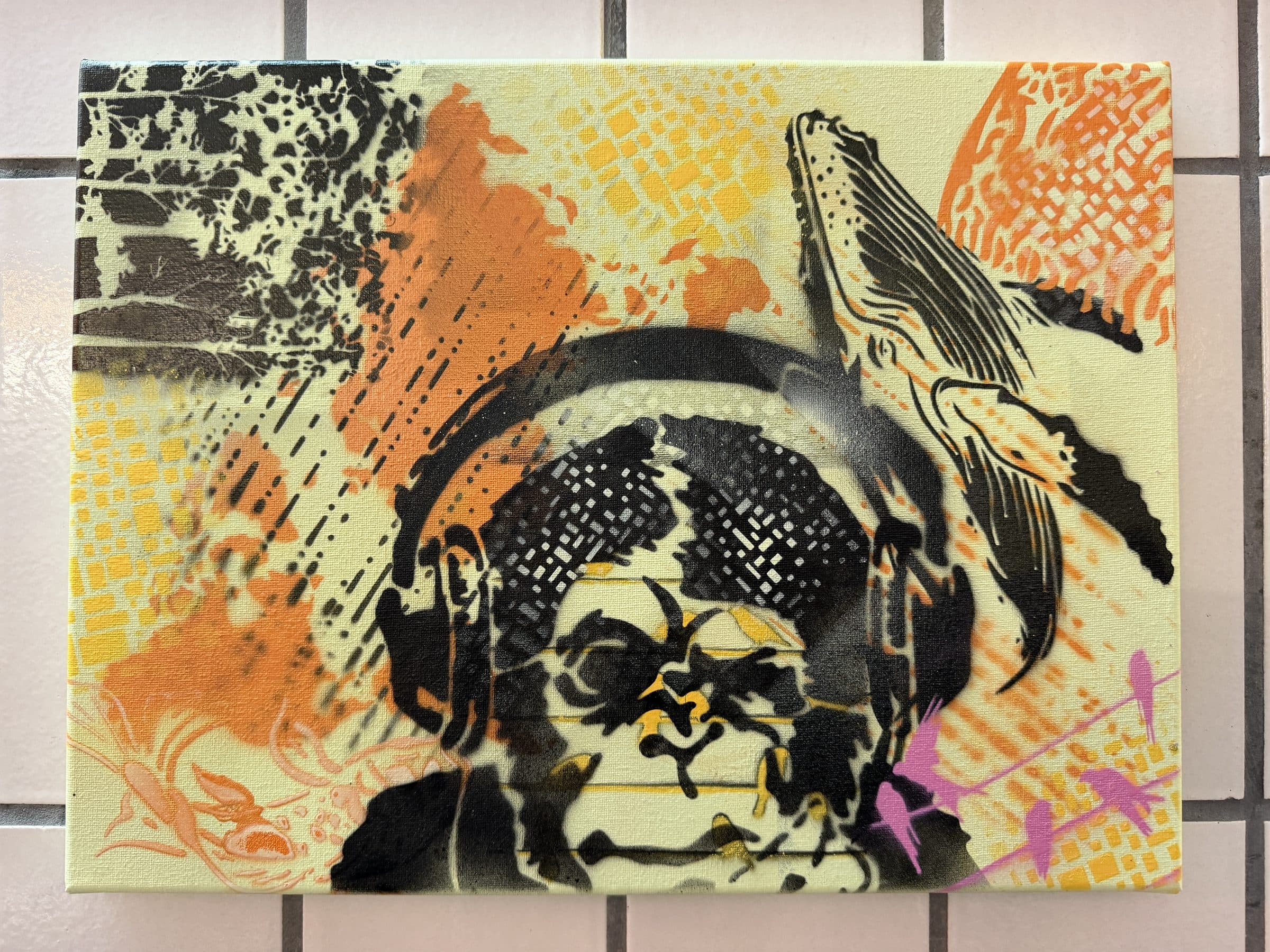 Stencil-Kunstwerk mit Porträt und Kopfhörern in Orange und Gelb