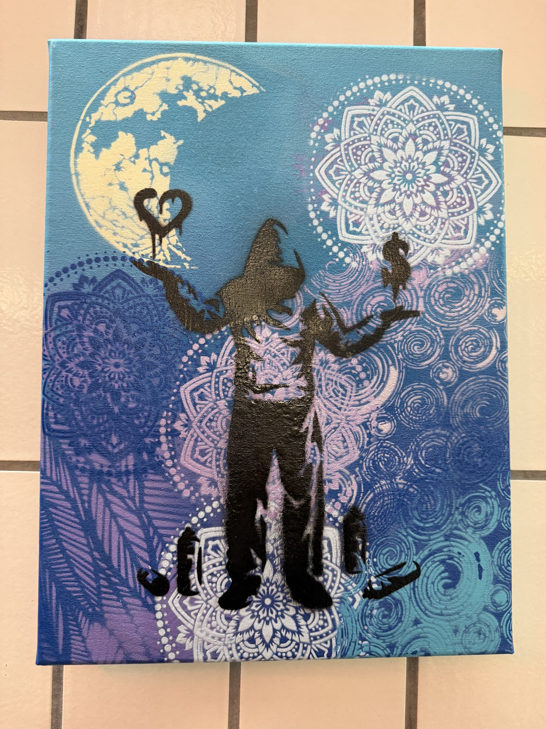 Stencil-Bild mit Figur vor Mond und Mandala-Mustern in Blau